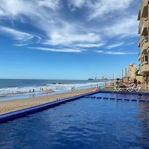 Marina Del Sol Directly On The Ocean 102 Apartment
